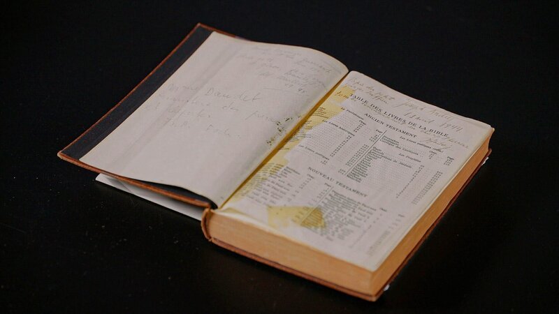  In der Bibel des Abbé Franz Stock hinterließ Joseph Epstein seine letzten Worte zum Gedenken an seinen Sohn Georges Duffau-Epstein. – Bild: ORF/​Kinescope Film