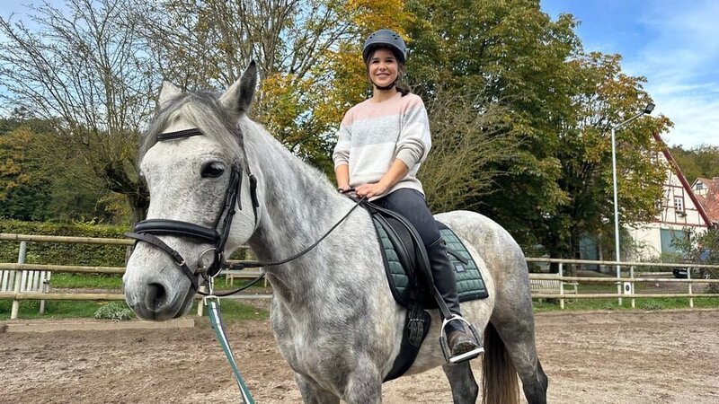 Anna bekommt eine Reitstunde auf Connemarastute Hettie. – Bild: BR/​TEXT+BILD Medienproduktion GmbH & Co. KG/​KatjaSchübl