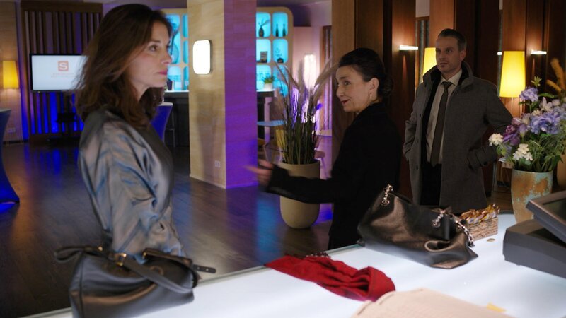 Gabriella (Bianca Hein, l.) streitet jegliches Interesse an Kilian (Marc Dumitru) vehement ab. In der Mitte Simone (Tatjana Clasing). – Bild: RTL /​ Du willst mich doch!