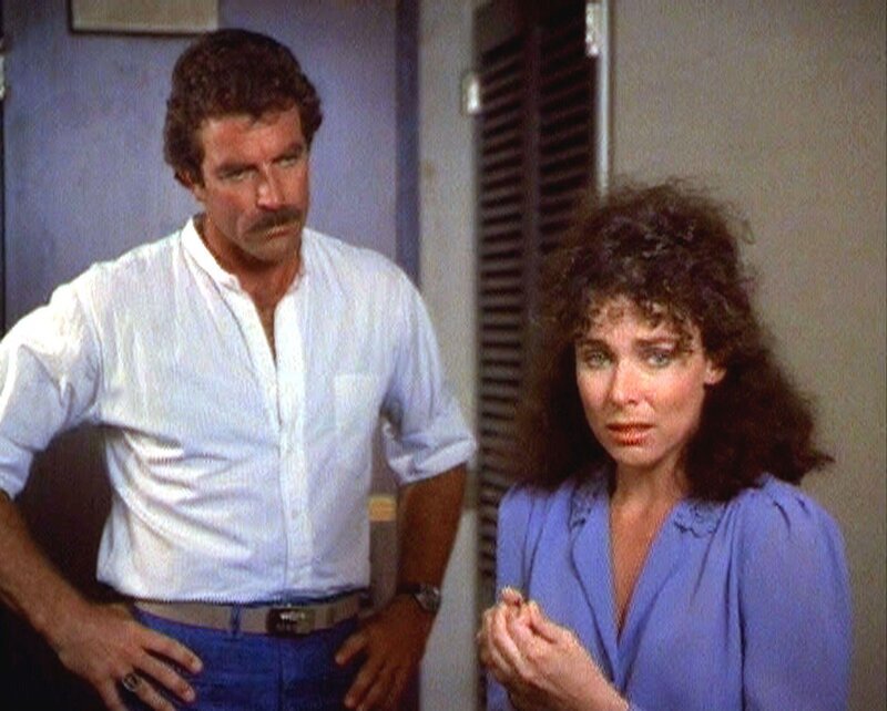 Magnum (Tom Selleck) versucht die russische Sportlerin Nina (Susan Heldfond) aus ihrem Trainingscamp auf Hawaii zu schleusen. – Bild: Kabel Eins