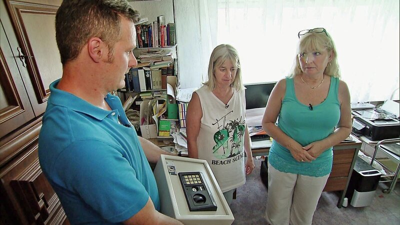 Moni (51) und ihre Schwester Conny (53) haben nicht nur ihre Mutter verloren, sondern zeitgleich ihren Arbeitsplatz in deren Steuerbüro. Den beiden bleibt nur noch der Verkauf ihres Elternhauses. Experte Andreas Bierschock unterstützt die Familie. v.l.: Conny, Moni, Andreas Bierschock – Bild: RTL