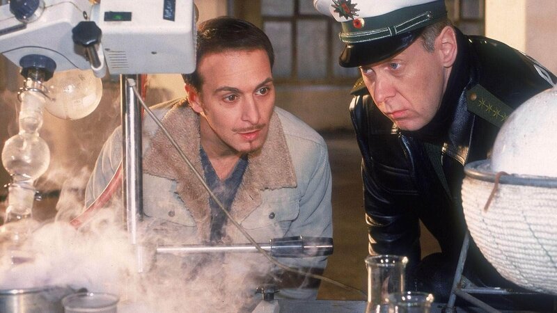 Semir (Erdogan Atalay, l.) und Bonrath (Gottfried Vollmer) haben mit dem SEK das Drogenlabor ausgehoben. – Bild: RTL