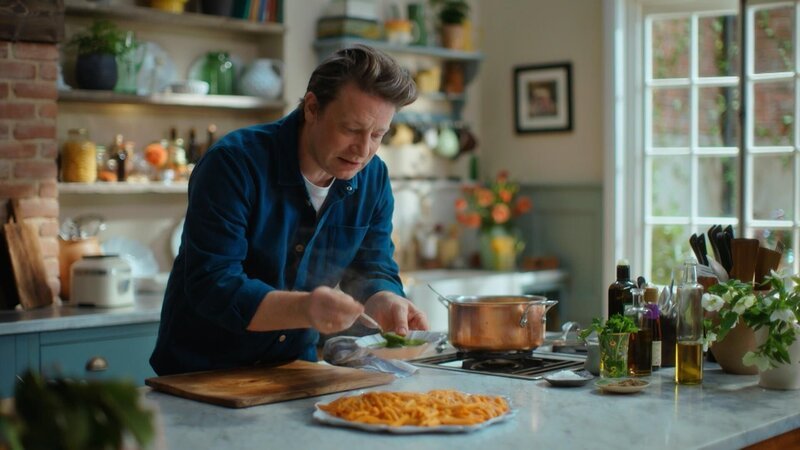 Jamie Oliver +++ Die Verwendung des sendungsbezogenen Materials ist nur mit dem Hinweis und Verlinkung auf RTL+ gestattet. +++ – Bild: RTL /​ Jamie Oliver Enterprises Ltd, photography Paul Stuart