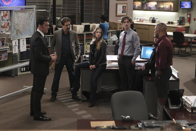 Als drei Mordbeschuldigte behaupten, sie seien unschuldig und zur Tatzeit von einem Monster angegriffen worden, macht sich das Team auf die Suche nach einem Unbekannten: Hotch (Thomas Gibson, l.), Rossi (Joe Mantegna, 2.v.l.), JJ (AJ Cook, 3.v.l.), Reid (Matthew Gray Gubler, 3.v.r.), Kate (Jennifer Love Hewitt, 2.v.r.) und Derek (Shemar Moore, r.) … – Bild: American Broadcasting Companies, Inc. /​ Sonja Flemming
