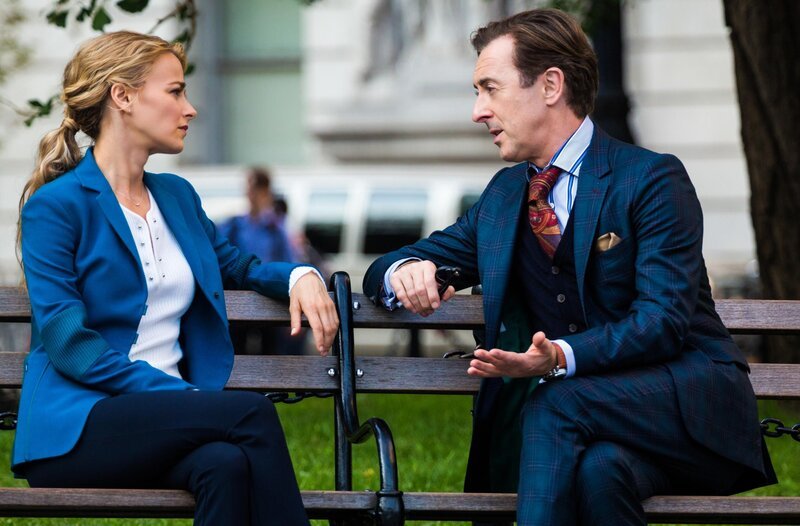 Nachdem das FBI den Fall eines Chemieangriffs übernommen hat, kümmern sich Dr. Dylan Reinhart (Alan Cumming, r.) und Det. Lizzie Needham (Bojana Novakovic, l.) um einen Mordfall mitten im Central Park … – Bild: 2017 CBS BROADCASTING INC. ALL RIGHTS RESERVED. /​ Francisco Roman Lizenzbild frei