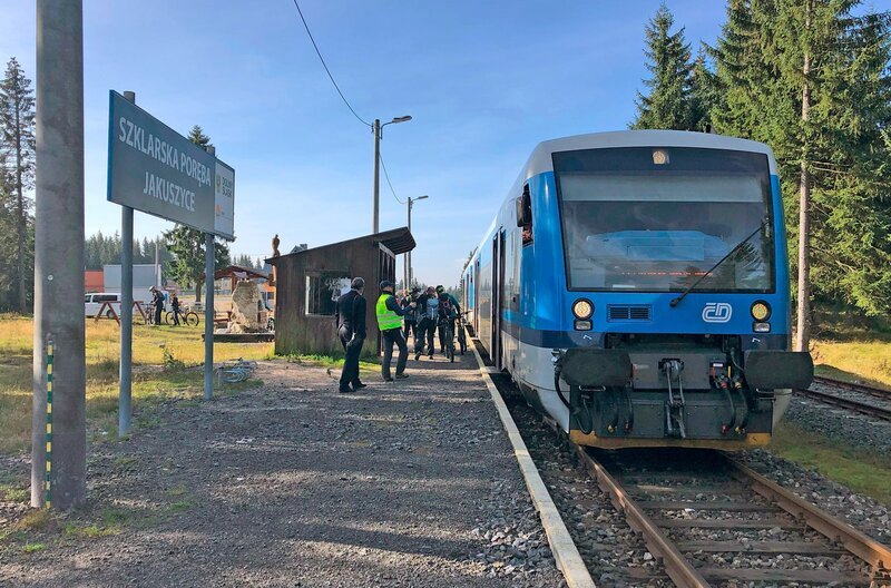 Jakuszyce, früher Jakobsthal genannt, ist der am höchsten gelegene Bahnhof Polens. – Bild: SWR