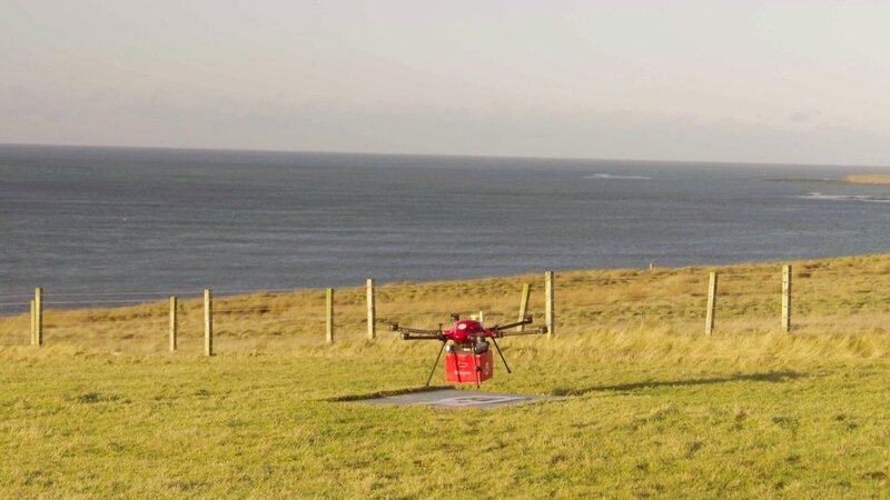 Auf den abgelegenen schottischen Orkney-Inseln werden die Post, Medikamente und viele Lebensmittel von Drohnen geliefert. – Bild: ORF