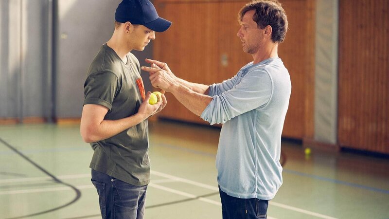 Stefan (Hendrik Duryn, r.) will Bastian (Gareth Charles) eine Lektion erteilen. – Bild: RTL /​ Frank Dicks