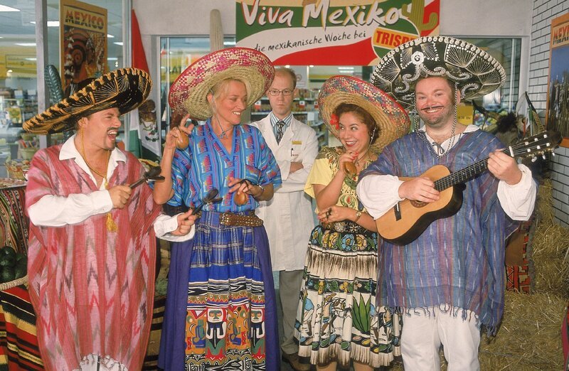 Die Belegschaft (v.l.: Dustin Semmelrogge, Gaby Köster, Lutz Herkenrath, Franziska Traub, Georg Alfred Wittner) versucht das Beste aus Gisis Avocado-Überbestellung zu machen: Mexikanische Woche bei Trispa! – Bild: RTL