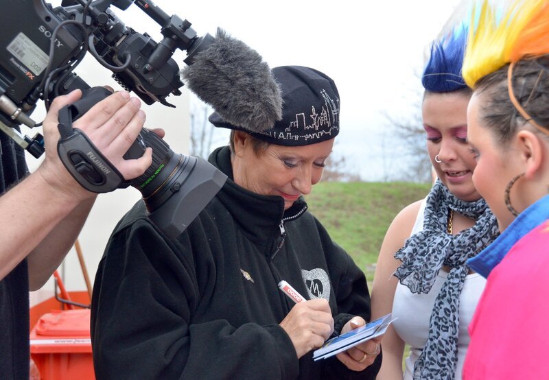 Marita Köllner (l) ist einer der bekanntesten Stars in der Kölner Karnevalsszene und freut sich über ihre vielen Fans, die nach Autogrammkarten fragen. Der Film begleitet sie fast ein Jahr beruflich und privat. – Bild: WDR/​H. Möllenberg
