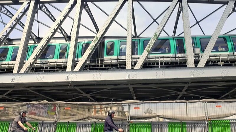 Blick auf die Pariser Metro: Die Stadt gefällt Amélie Poulain deshalb so gut, weil sie genau wie sie voller Geheimnisse und Wunder steckt. – Bild: What’s Up Films