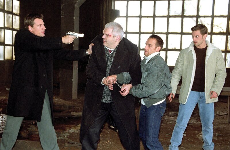 Tom (Rene Steinke, li.) und Semir (Erdogan Atalay, 2.v.re.) verhaften den verdächtigen Heiner Block (Laszlo L. Kish, 2.v.re.). Max (Marc Richter, re.) ist bei der Verhaftung ebenfalls anwesend. – Bild: RTL