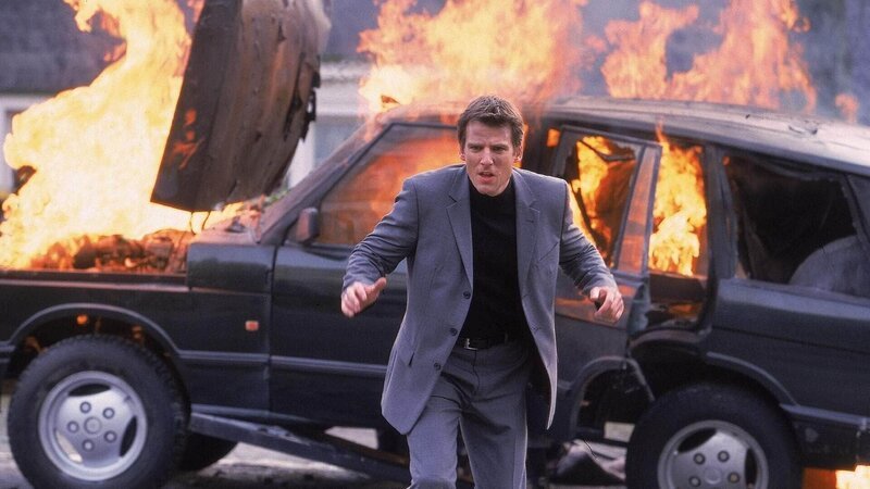 Tom (René Steinke) muss mitansehen, wie Elena getötet wird, als eine von Zürs gelegte Autobombe Toms Auto zerfetzt … – Bild: MG RTL D /​ Guido Engels