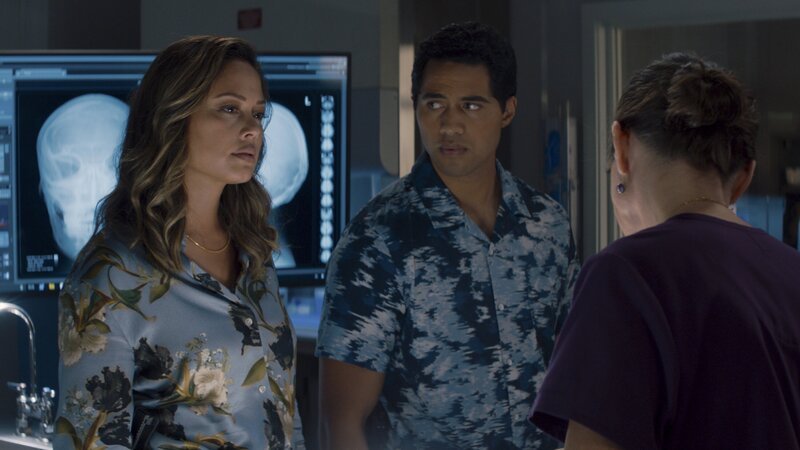 Jane Tennant (Vanessa Lachey, l.); Kai Holman (Alex Tarrant, r.) – Bild: CBS Broadcasting Inc.