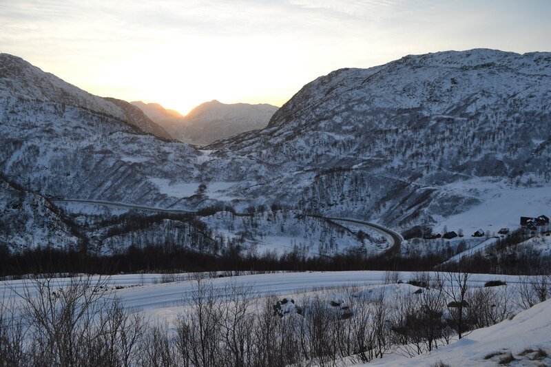 Odda, Norway – Snowy hills and tough roads of sourthern Norway at sunset. – Bild: National Geographic