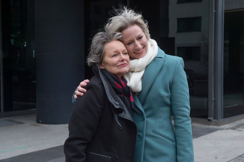 Als Carola (Christa Sohnius, l.) sich ehrlich entschuldigt, lässt Liz (Olivia Augustinski) sich auf eine Versöhnung mit ihr ein. – Bild: RTL /​ Claudius Pflug