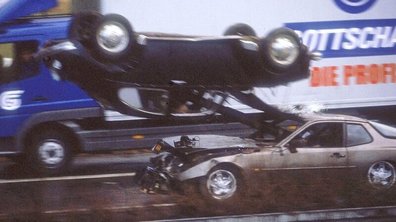 Ein Schneeflug hat einen VW-Käfer gerammt, der nun über die Autobahn fliegt … – Bild: MG RTL D