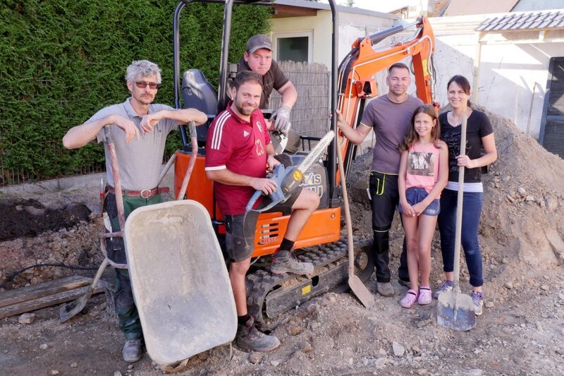 Die Beetbrüder wollen aus der ehemaligen Gewerbefläche einen Gala-Garten machen – inklusive kleinem Tauchbecken. Damit würde für die Familie ein Herzenswunsch in Erfüllung gehen. V.l.: Ralf, Claus, Henrik, Nico, Leonie und Claudia – Bild: RTL /​ Tokee Bros.