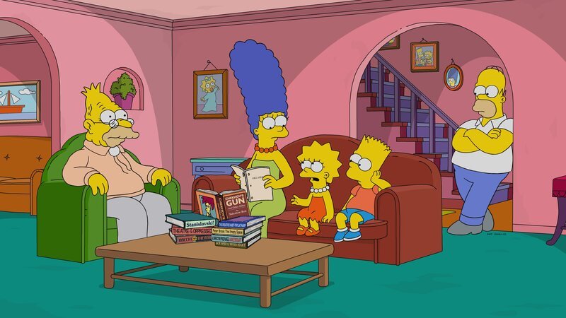 „Die Simpsons“, „Oklahoma.“ Als im städtischen Theater der Regisseur aufgrund seiner Launen von den Schauspielern kurzerhand gefeuert wird, darf Marge an dessen Stelle treten. Als Newcomerin im Showbusiness fällt es ihr jedoch nicht leicht, sich durchzusetzen. Widrige Umstände erschweren am laufenden Band Marges Inszenierungsarbeit. Zusammen mit der kleinen Maggie wird Homer unterdessen begeisterter Besucher einer Krabbelgruppe, die von der hübschen Betreuerin Chloe geleitet wird. – Bild: Fox and its related entities