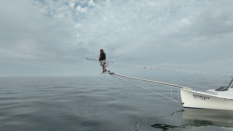 Ezyduzit on the water looking for fish Drone Shot from Side Niko Chaprales on Pulpit – Bild: Warner Bros. Discovery, Inc. or its subsidiaries and affiliates