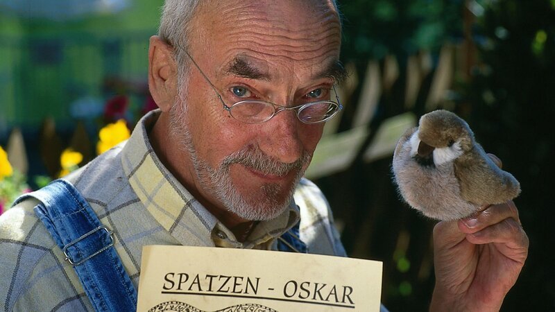 Peter (Peter Lustig) hat vom Bärstädter Filmteam für seine Hilfe beim Drehen des Films „Der Spatz von Bärstadt“ den SPATZEN-OSKAR verliehen bekommen. – Bild: ZDF und Christiane Pausch