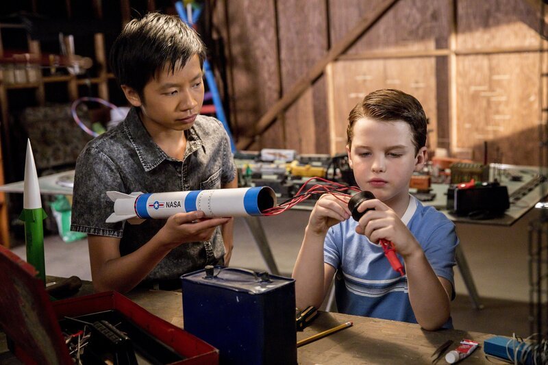 In der High School findet Sheldon (Iain Armitage, r.) in Tam (Ryan Phuong, l.) einen Gleichgesinnten und möglichen Freund. Daraufhin gerät seine Mutter Mary völlig aus dem Häuschen … – Bild: Warner Bros.