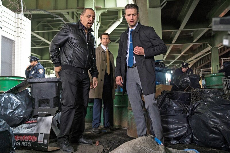 V.l.: Odafin ‚Fin‘ Tutuola (Ice-T), Sg. Mike Dodds (Andy Karl), Dominick „Sonny“ Carisi (Peter Scanavino) – Bild: VOX /​ NBC Universal