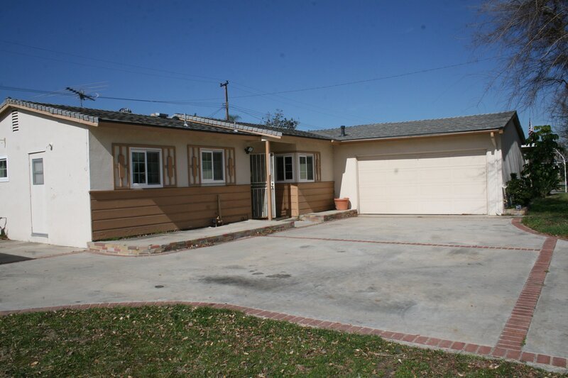 Heute beschäftigt sich das Makler-Ehepaar Tarek und Christina El Moussa mit einem heruntergekommenen Haus in Garden Grove in Kalifornien. Bis sie ihr Projekt hoffentlich mit Profit verkaufen können, wartet allerdings noch viel Arbeit auf die beiden … – Bild: HGTV/​Scripps Networks, LLC.