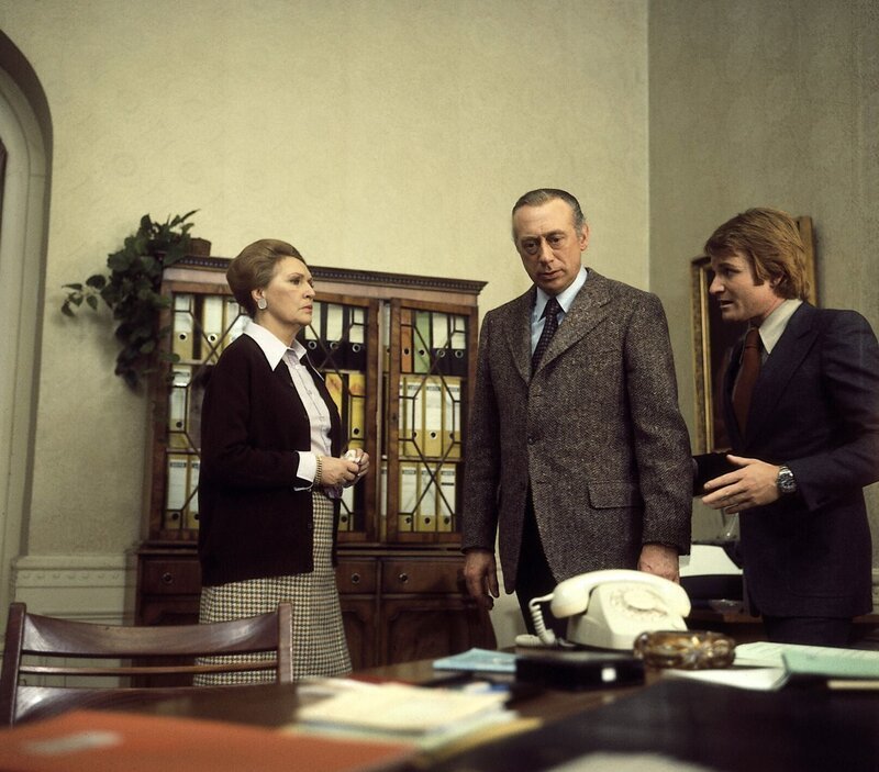 l-r: Frau Dr. Göbel (Hilde Weissner), Stephan Derrick (Horst Tappert), Harry Klein (Fritz Wepper) – Bild: ZDF /​ Michael Marhoffer