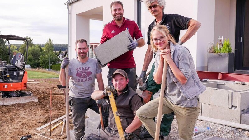 V.l.: Dennis, Claus (hinten), Henrik, Ralf und Carina – Bild: RTL /​ Tokee Bros.