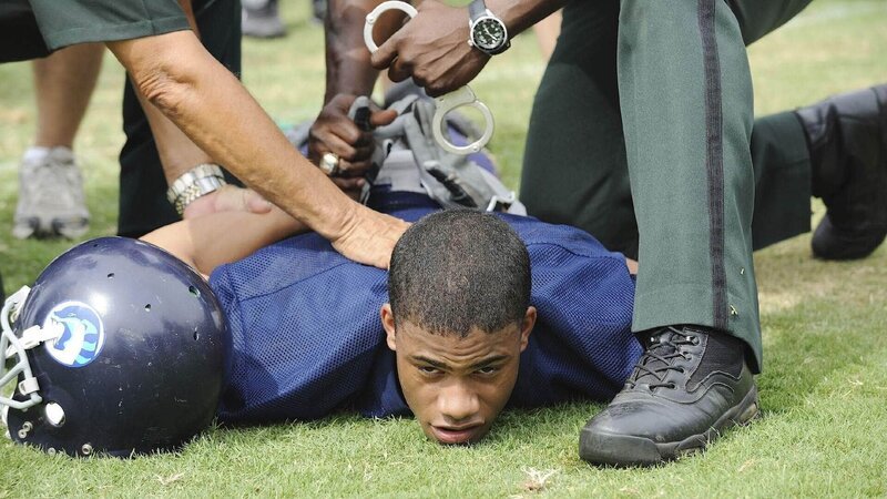 Deandre Matthews, angesehener Star eines Footballteams, wird unter dem Verdacht festgenommen, seinen Vater ermordet zu haben. – Bild: RTL