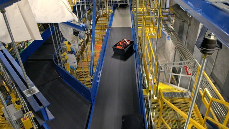 Koffer-Transferband. – Bild: National Geographic for Disney