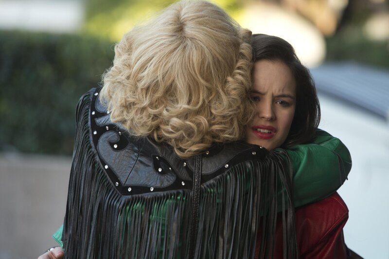 Beverly Goldberg (Wendi McLendon-Covey, l.); Erica Goldberg (Hayley Orrantia, r.) – Bild: Sony Pictures Television Inc. /​ Adam Rose