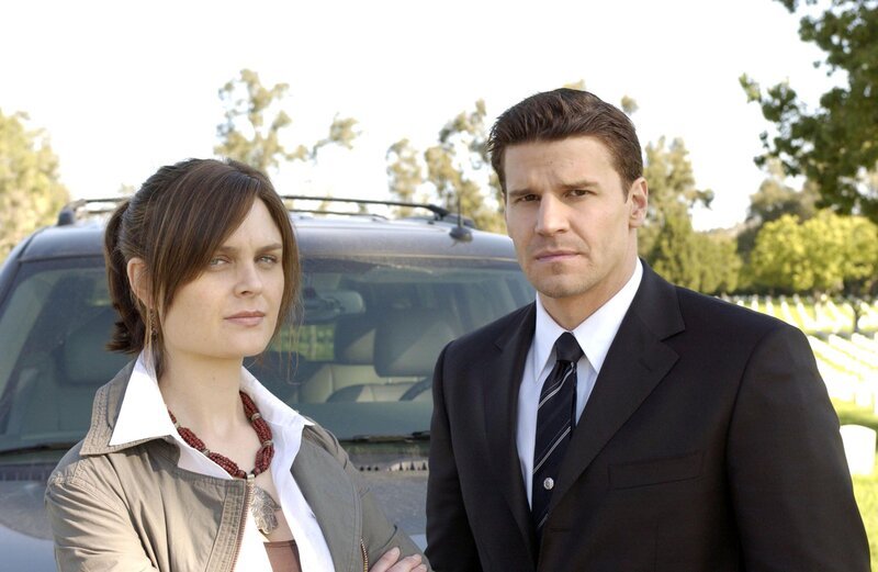 (v.l.n.r.) Dr. Brennan (Emily Deschanel); Booth (David Boreanaz) – Bild: Super RTL