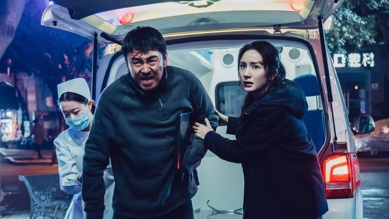 Guan Ning (Jiayin Lei) sucht verzweifelt nach seiner entführten Tochter. Gleichzeitig hat er seltsame Träume von einer magischen Welt. Was er nicht weiß: In der realen Welt schreibt ein Autor die gleiche Geschichte. Der Geschäftsführer eines Konzerns glaubt, dass diese Fantasiewelt das echte Leben beeinflusst, und verspricht Guan Ning, ihm seine Tochter wiederzubringen – wenn er den Autor tötet. (Bild re.: Shengdi Wang) Huace Pictures (Shanghai) Co., Ltd., Free Whale Pictures Co., Ltd. & Huace Pictures (Tianjin) Co., Ltd. – Bild: Huace Pictures (Shanghai) Co., Ltd., Free Whale Pictures Co., Ltd. & Huace Pictures (Tianjin) Co., Ltd.