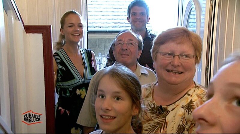 Elke und Jürgen können ihr Glück nicht fassen..! Eva Brenner (hi., links), Daniel Kraft und das ganze Bauteam haben wieder einmal ganze Arbeit geleistet! – Bild: RTL II