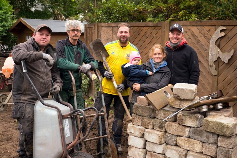 V.l.: Henrik, Ralf und Claus mit Denise, Marc und Töchterchen Mina – Bild: MG RTL D /​ Tokee Bros.