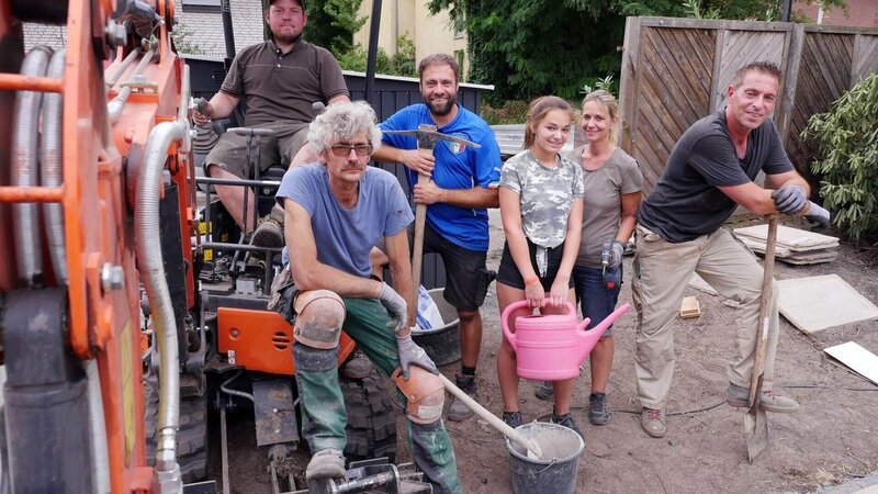 Oberhausen: Die Beet-Brüder (v.l.: Henrik, Ralf und Claus) mit Lorena und ihren Eltern Andreas und Andrea – Bild: RTL /​ Tokee Bros.