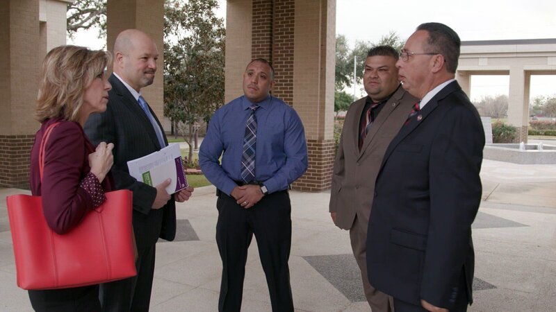 Kelly Siegler redet mit der Polizei. – Bild: RTL /​ Magical Elves, LP and Wolf Reality, LLC.