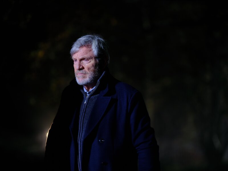 Julien Baptiste (Tchéky Karyo) – Bild: Two Brothers Pictures & All3Media International /​ Laurence Cendrowicz Lizenzbild frei