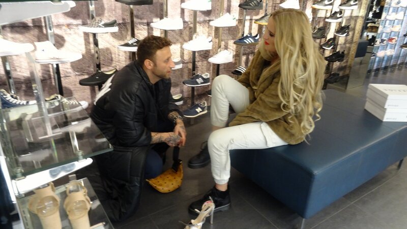 Kandidatin Evelyn und Shoppingbegleitung Ante. – Bild: TVNOW /​ Constantin Ent.