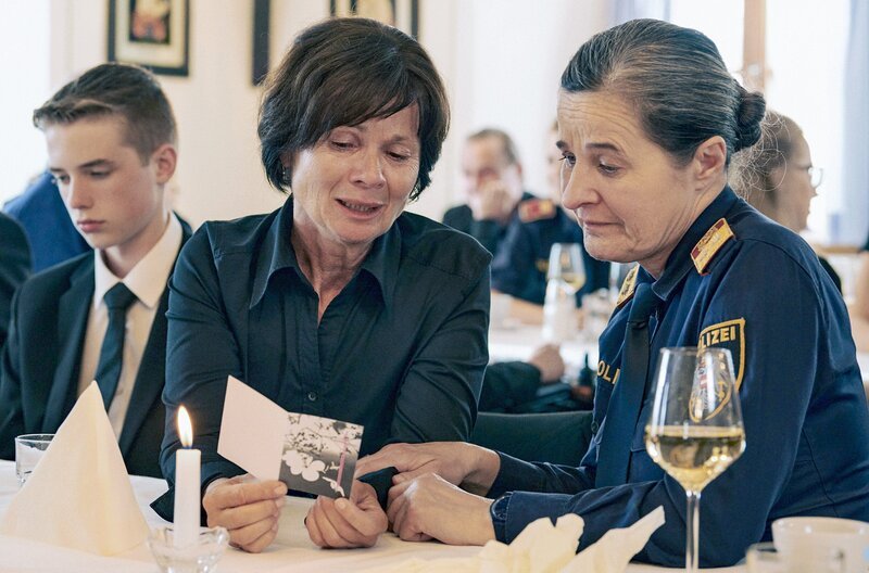 Johannas Mutter (Dagmar Kutzenberger, Mi.) sucht Trost bei ihrer Freundin Grete (Maria Hofstätter, re.). – Bild: Lotus Film/​Felix Vratny