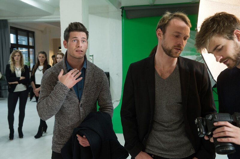 (v.l.): Hanno (Angelo Carlucci), der Auftraggeber (Komparse) und der Fotograf (Komparse). – Bild: MG RTL D /​ Claudius Pflug