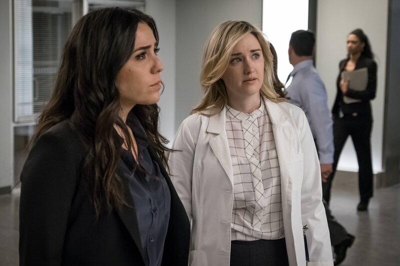 L-R: Tasha Zapata (Audrey Esparza) und Patterson (Ashley Johnson) – Bild: PLURIMEDIA (Warner Bros)