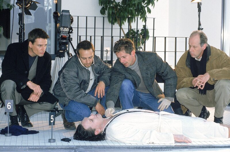 Der Pathologe (Raoul R. Heimrich, 2.v.re.) untersucht den toten Cramberg (Volker Herold). Der Todeszeitpunkt, den er Tom (René Steinke, li.), Semir (Erdogan Atalay, 2.v.li.) und Bonrath (Gottfried Vollmer, re.) mitteilt, spricht gegen Melanie Schwarz als Täterin. – Bild: RTL /​ Guido Engels