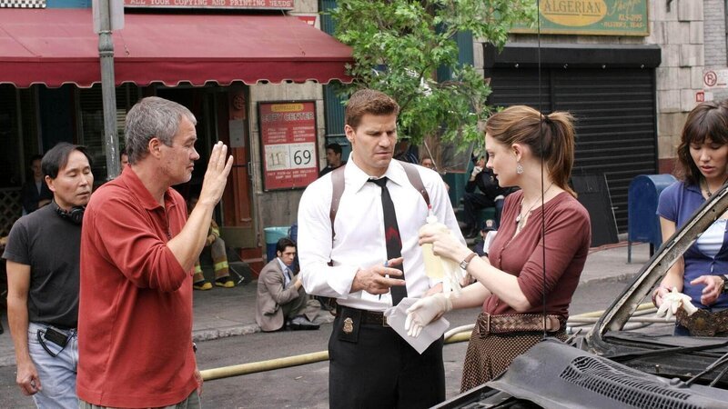Dreharbeiten: Direkt vor einem viel besuchten Cafe in Washington ist ein Fahrzeug samt Fahrer explodiert. Special Agent Seeley Booth (David Boreanaz, Mi.) und Dr. Temperance Brennan (Emily Deschanel. 2.v.re.) suchen und sichern Spuren. – Bild: MG RTL D /​ FOX