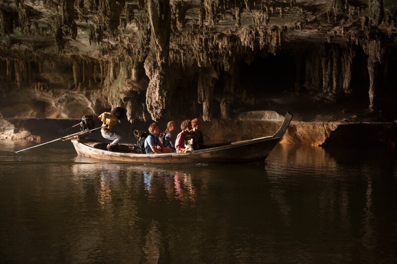 Ist auf ihrer Urlaubsinsel wirklich ein Piratenschatz vergraben? Das wollen Dick (Justus, Schlingensiepen, 2.v.l.), Anne (Neele Marie Nickel, 2.v.l.), George (Valeria Eisenbart, 2.v.r.) und Julian (Quirin Oettl, r.) herausfinden und damit ihrer Freundin Joe (Davina Weber, l.) eine Gefallen tun … – Bild: CONSTANTIN FILM /​ Sie dürfen die Materialien im Rahmen eines einfachen Nutzungsrechts allein zum vorgegebenen Nutzungszweck über den betreffenden Film nutzen, auf welchen sich die jeweiligen Materialien beziehen. Eine Bearbeitung,  …