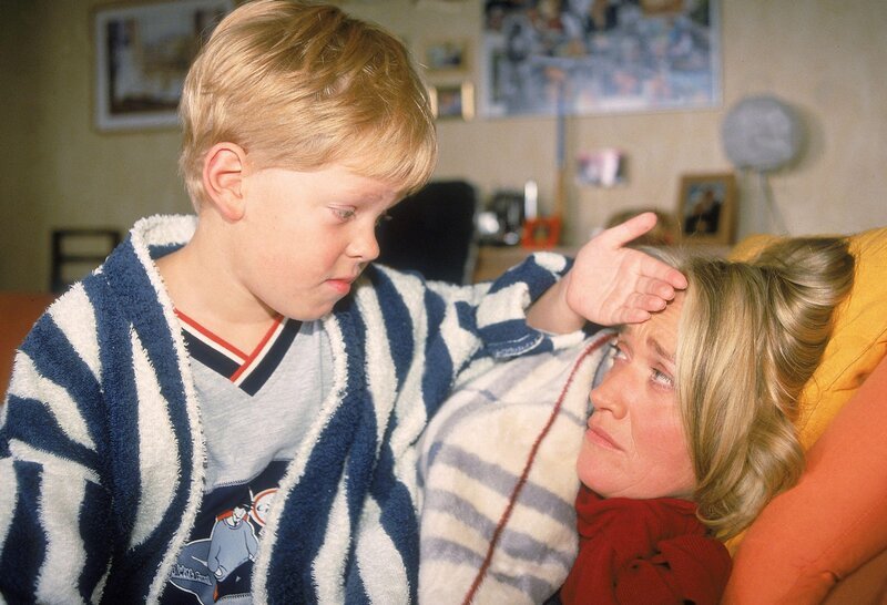 Markus (Marius Theobald) kümmert sich rührend um seine kranke Mutter Rita (Gaby Köster). – Bild: RTLup