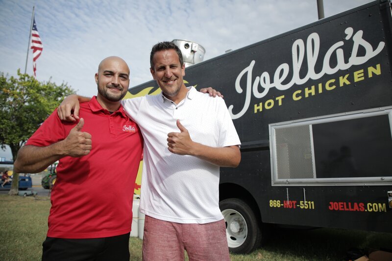 Noah Cappe (r.) – Bild: AMUSING PRODUCTIONS VIII INC.