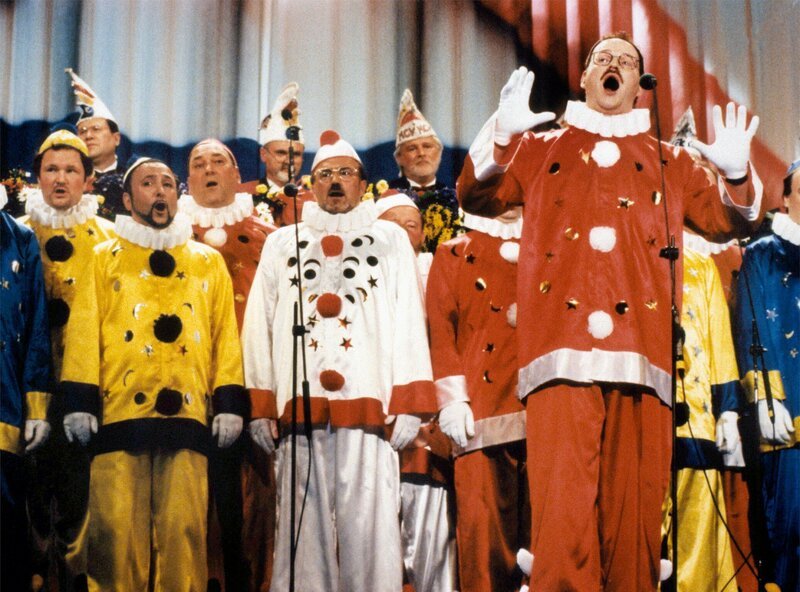 Mainzer Hofsänger. Seit 1952 gehören dies Lied und der Chor zur Mainzer Fernsehfastnacht. Seit 60 Jahren reisen die Hofsänger mit ihren Konzerten durch Deutschland, Europa und USA, Weggefährtin Margit Sponheimer erinnert sich gerne daran zurück. Der stimmgewaltige Männerchor singt virtuos Kirchen- und Weihnachtslieder oder Musical- und Rockballaden. – Bild: SWR/​Roselieb